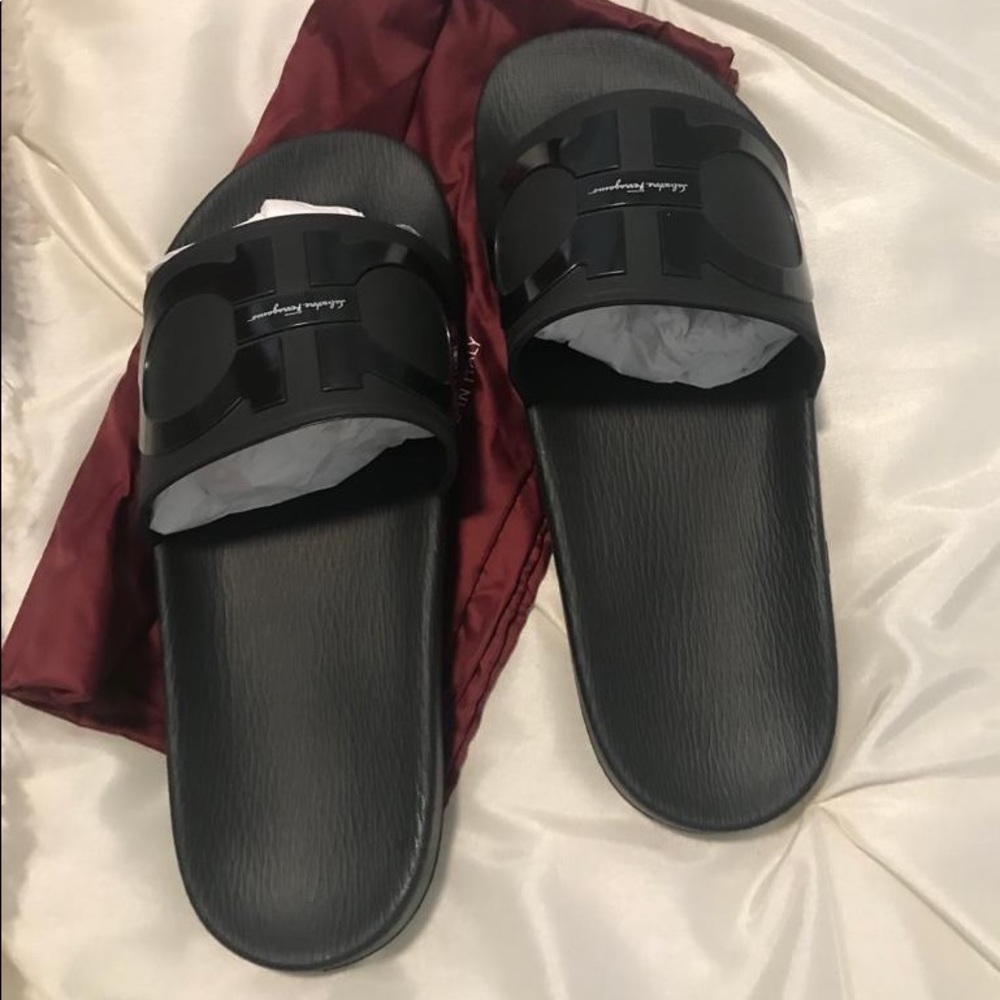 Ferragamo groove slide sandal black size 7
